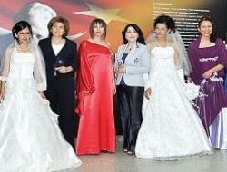 Öğrenciler diktikleri elbiselerle podyuma çıktı 