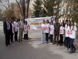 Öğrencilerden kan bağışı