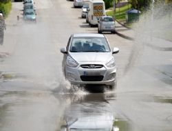 Yağmur yağdıkça dert birikiyor