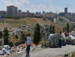 Köprü manzaralı ‘mülteci'kondu