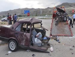 Bu otomobile 2'si çocuk 9 kişi bindi