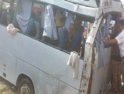 Öğretmenleri taşıyan midibüs devrildi: 10 yaralı