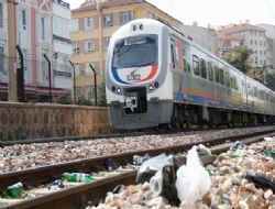 Tren rayında gece alemi