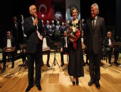 Kulakların pasını sildi