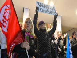 Sanatseverler protesto etti