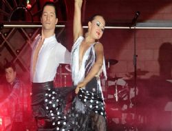 Dans gecelerine bol yıldızlı açılış