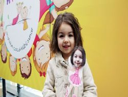 Çocuklar ailesini çiziyor