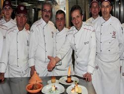 Ataşelere kral yemeği