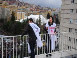Çaresiz anneler çatıya çıktı