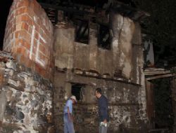 Alevler üç evi sardı