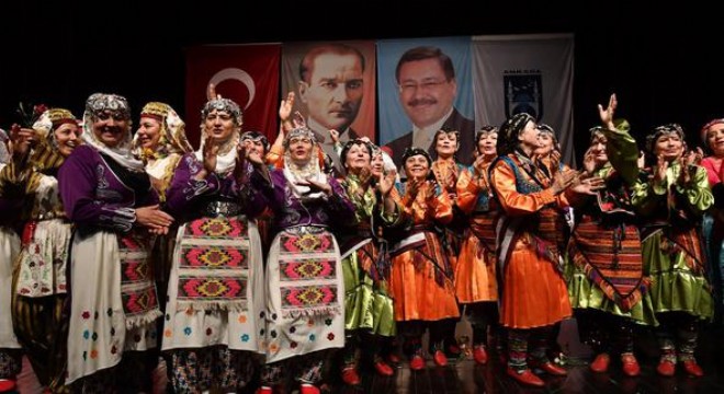 400 kadından yöresel danslar