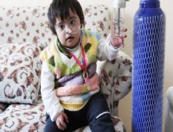 Minik bedeni her gün acı çekiyor