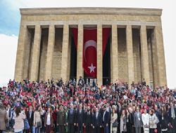 Tiyatro gruplarından Anıtkabir ziyareti