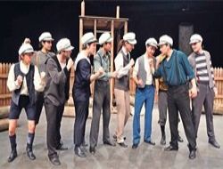 Pal Sokağı Çocukları tiyatro sahnesinde