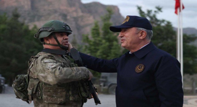 Bakan Akar ve beraberindeki TSK komuta kademesi geceyi Çukurca'da geçirdi