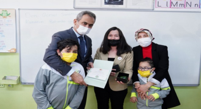 Bakan Özer'den Eymen ve Ali Kerem'in okuluna ziyaret