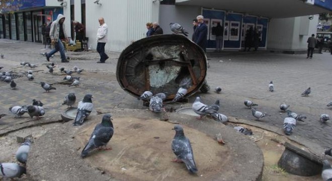 Barış Heykeli'ni çöp kamyonu yıktı