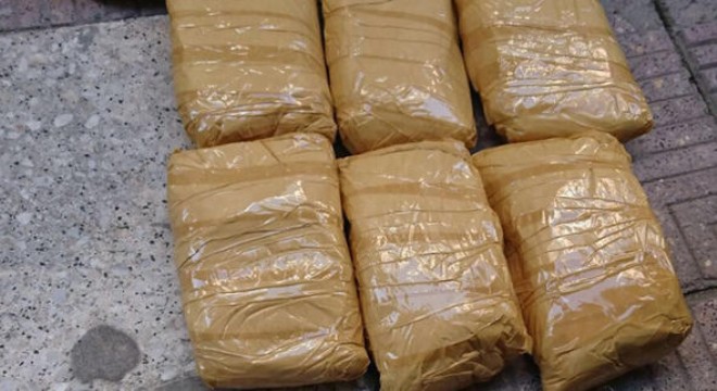 Biberon ve bebek bezinin altında zehir zulası