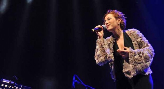 Buğulu sesiyle sahnede