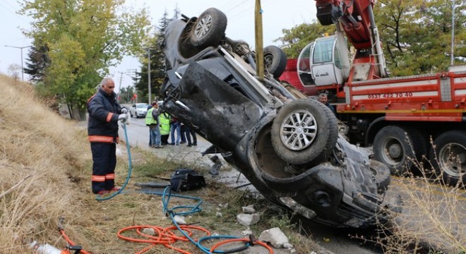 Devrilen araçta sıkışıp kaldı