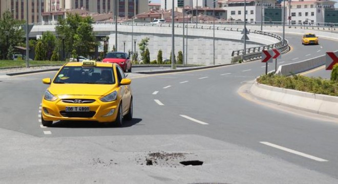 Göçük tek şeride düşürdü