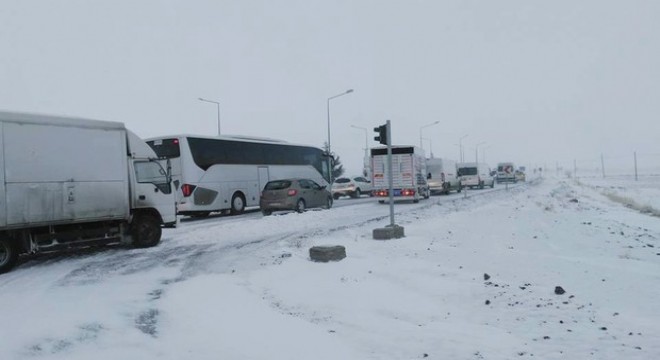 Karlı yollar geçit vermedi