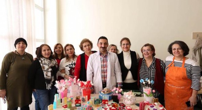 Kursiyerler sabun üretiyor