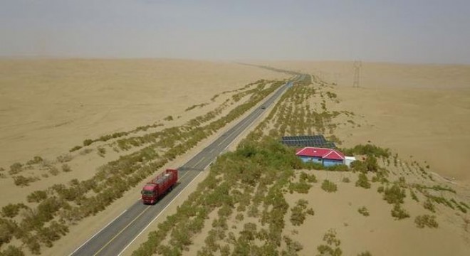 Xinjiang'da Çin'in ilk sıfır karbon emisyonlu çöl karayolu açıldı