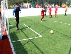 Engellilere futbol sahası...